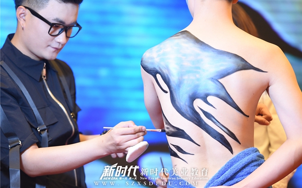 做学徒好还是在学校学习美容美发化妆好？